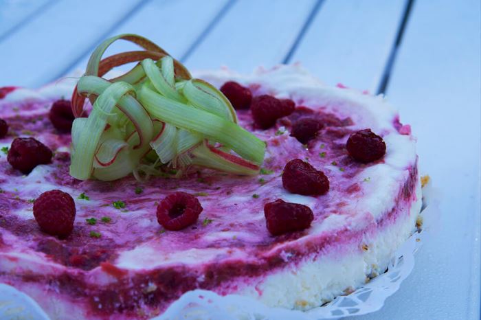 Midsommartårta - recept på en cheesecake med smak av sommar