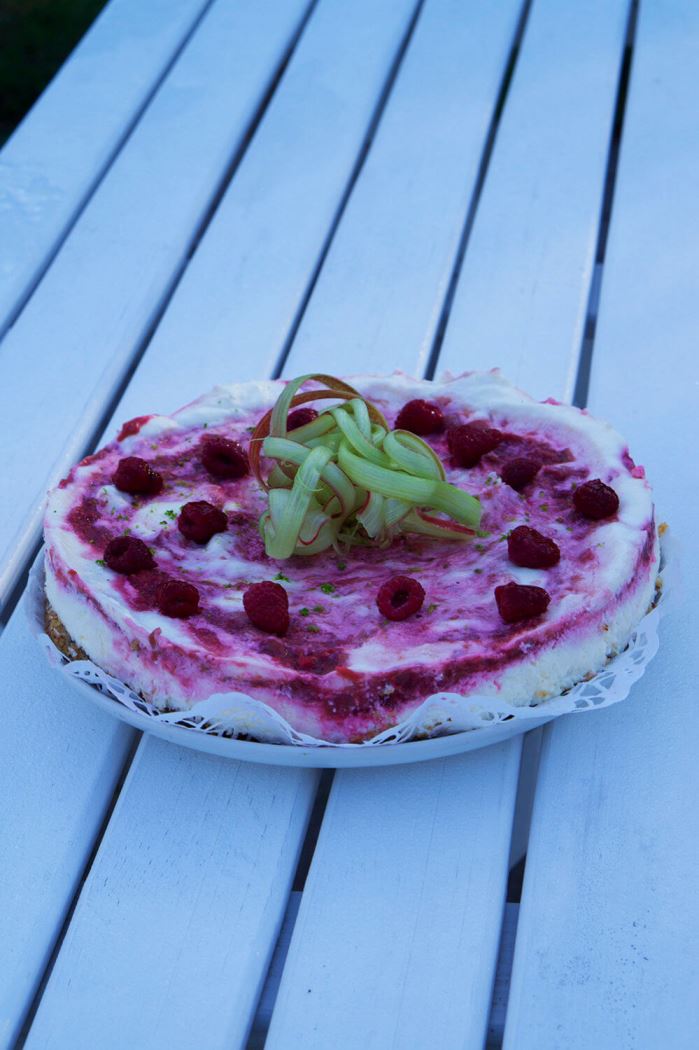 Midsommartårta - recept på en cheesecake med smak av sommar